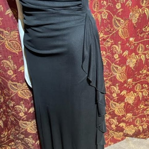 B. Smart Black Gown - Picture 4 of 7